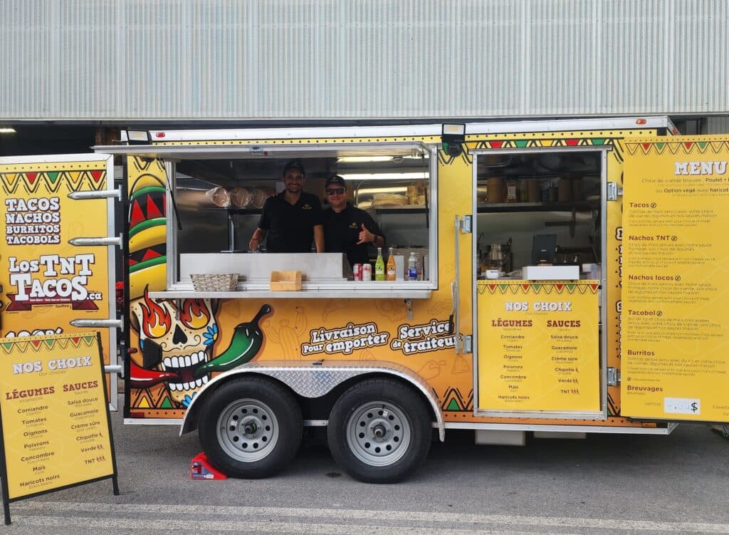 Eric et l'équipe de Los TNT Tacos au camion de rue