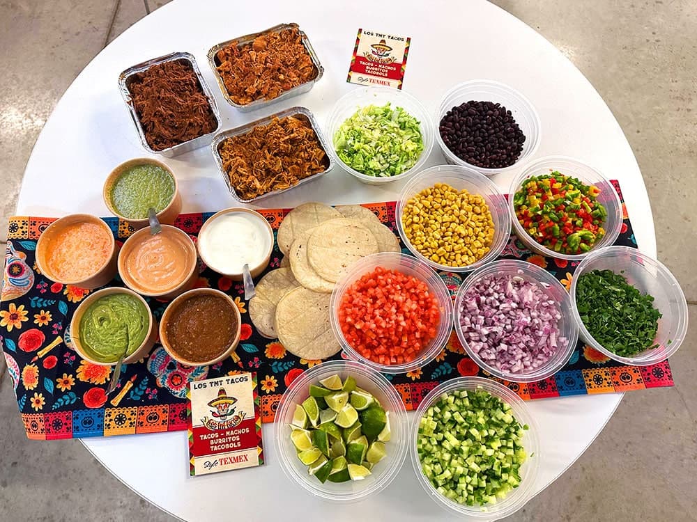 Bar à tacos Los TNT Tacos, viandes, légumes et sauces fraîches